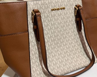 Borsa tote grande Michael Kors Charlotte con chiusura a zip superiore, colore Vaniglia/Ghianda
