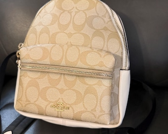 Mochila mini Coach Signature em tom bege com detalhes em creme.