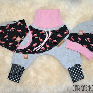グループ44 - 122;ベビー3点セット「フラミンゴ」ピンク/ブラック、キッズセット、スカーフ、結び目帽子、ズボン、ブルマ、スウェットパンツ、ワックスパンツ、バギーパンツ