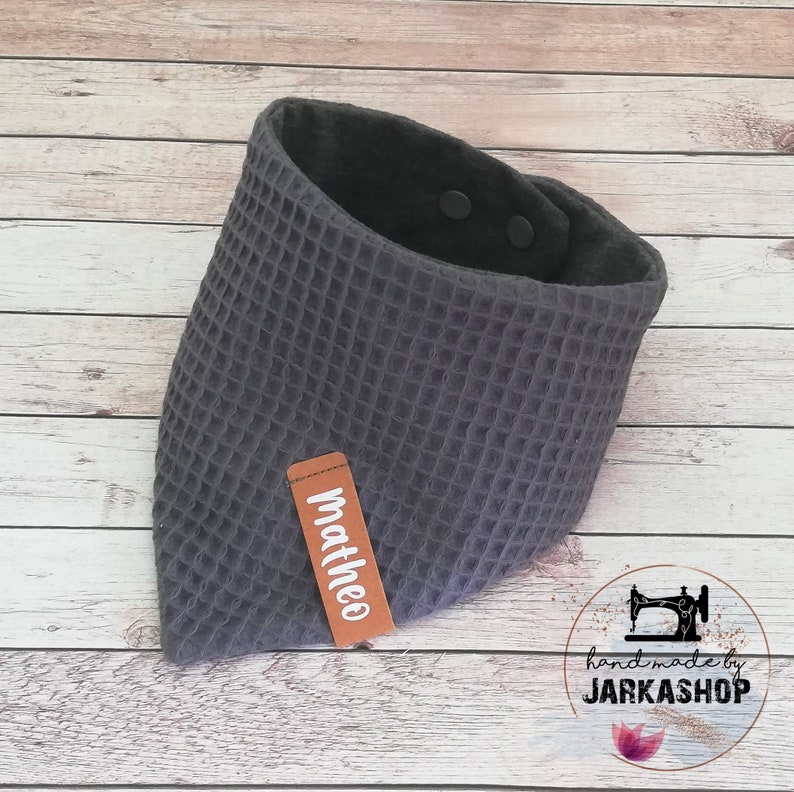 May include: Gray waffle weave bandana bib with a brown label that says "Mattheo" and two black snaps. The bib is handmade by Jarkashop.