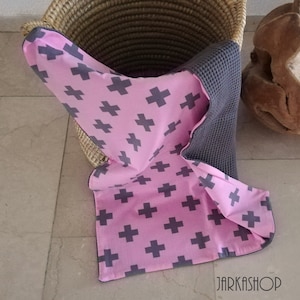 Babydecke mit Namen "Großes Plus Rosa-Grau", Krabbeldecke,  Kuscheldecke, Kinderwagendecke, Wickelunterlage für unterwegs