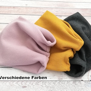 Könnte beinhalten: Drei Schlauchschals aus Waffelstrickstoff in Hellrosa, Senfgelb und Dunkelgrau. Links steht der Text Verschiedene Farben und rechts befindet sich ein kreisförmiges Logo mit einer Nähmaschine und dem Text handmade by JARKASHOP.