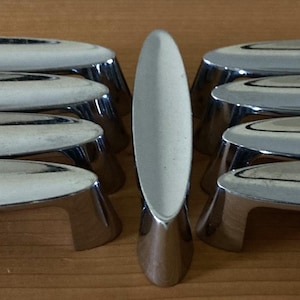 RZADKI zestaw 9 zabytkowych, polerowanych chromowanych uchwytów do szuflad w stylu Atomic z lat 50. XX wieku, MCM. 3 1/2 cala.