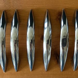 Tiradores para cajones y armarios estilo retro vintage, estilo mediados de siglo. Lote de 8 unidades. Tornillos incluidos. 12 cm de largo. 7 cm de distancia entre los orificios para los tornillos.