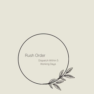 Può includere: Illustrazione in bianco e nero di un cerchio con il testo "Rush Order Dispatch Within 5 Working Days" all'interno. Un ramo stilizzato con foglie è disegnato sul lato destro del cerchio.