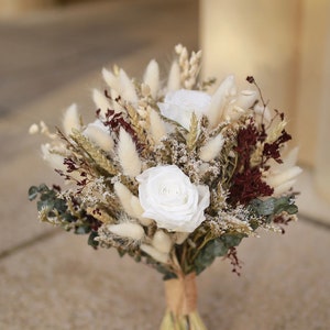Burgunder Brautstrauß, herbstliche Hochzeit, Trockenblumenarrangement, rustikale Sträußchen, Boho Brautstrauß