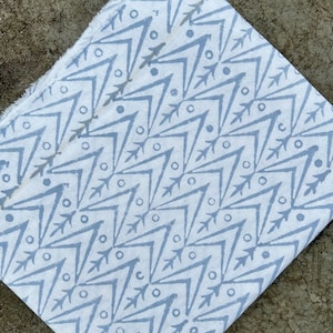 Handgemaakte blauwe katoenen chevron-blokprint: bohotextiel