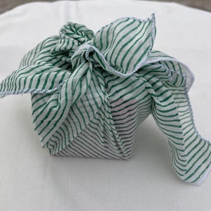 Duurzame Furoshiki-kerstverpakking met groene en witte strepen, zachte katoenen cadeauverpakking, milieuvriendelijke herbruikbare katoenen cadeauverpakking