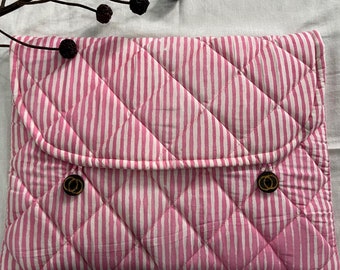 Roze gestreepte gewatteerde laptophoes: handgemaakte katoenen gewatteerde tas
