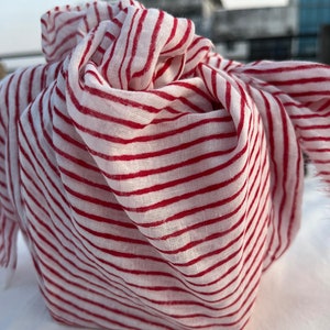 Furoshiki-cadeauverpakking voor kerst in donkerrood wit gestreept, zachte katoenen cadeauverpakking, duurzame stoffen cadeauverpakking, herbruikbare doek