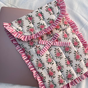 Funda acolchada para portátil con estampado a mano y lazo / Funda de algodón ecológico con estampado floral rosa / Funda para MacBook Pro/Air de 13 a 15 pulgadas / Fundas para dispositivos electrónicos