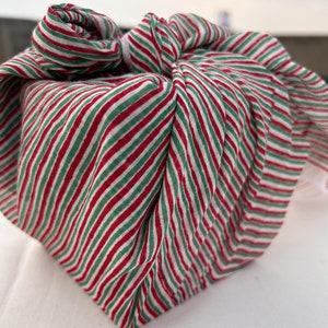 Tessuto da regalo Furoshiki natalizio - Tessuto da regalo ecologico e riutilizzabile a righe rosse, verdi e bianche, tessuto da regalo in cotone sostenibile per le feste