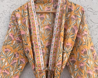 Kimono in cotone stampato a mano con blocchi – Vestaglia floreale gialla e rosa / Abbigliamento da casa boho, copricostume, accappatoio da spa, regalo per damigelle d'onore