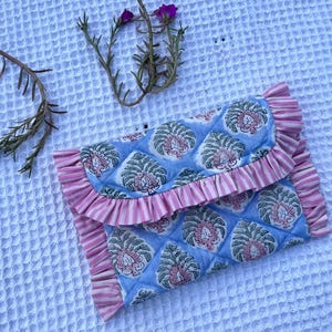 Funda bíblica acolchada con diseño floral: funda de algodón hecha a mano con volante