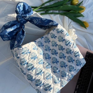 Borsa in cotone trapuntato stampato a mano – Piccola tote con chiusura a laccio, sacchetto floreale blu, borsa in tessuto morbido, sacchetto regalo ecologico, contenitore