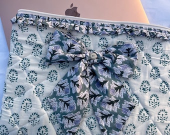 Handtryckt laptopfodral: Vadderat blommigt bomullsfodral med rosett