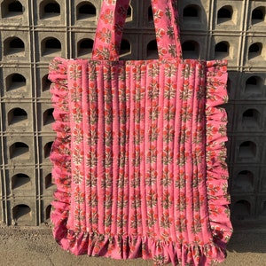 Rosa gesteppte Blumen-Einkaufstasche mit Rüschen, handgefertigter umweltfreundlicher Shopper aus Baumwolle, Boho-Ästhetik, große Schultertasche für den täglichen Gebrauch, Aufbewahrung