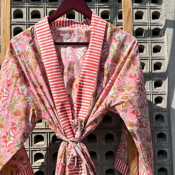Handgemaakte katoenen kimonobadjas: roze loungewear met bloemenblokprint