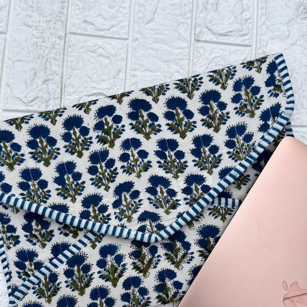 Met de hand bedrukte gewatteerde laptophoes: MacBook-hoes met blauwe bloemen en bloemen