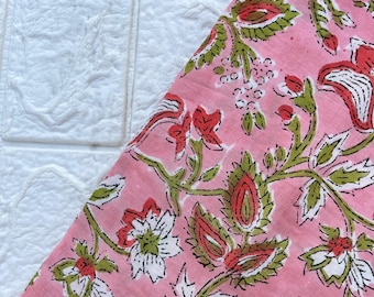 Tessuto di cotone a fantasia floreale rosa: materiale indiano per cucito stampato a mano con la tecnica del block printing.