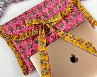 Custodia per laptop con stampa a blocchi di mano – Custodia per MacBook in cotone trapuntato con motivi floreali rosa