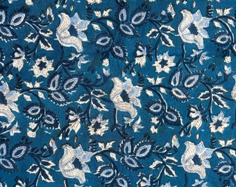 Tela floral azul índigo: material de acolchado de algodón estampado a mano