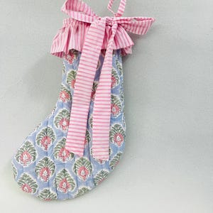 Calcetín navideño acolchado hecho a mano: decoración navideña de algodón con estampado floral rosa