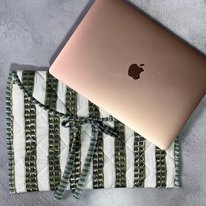 Eco-Friendly Quilted Cotton Laptop Sleeve: Striped MacBook Air/Pro Bag