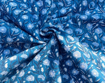 Tela de algodón con estampado floral azul: Tela india estampada a mano con bloques, cortada a medida.