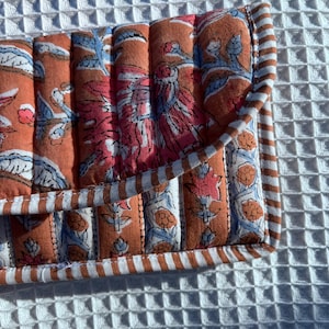 Bolsa de algodón acolchada, bolso de mano con estampado floral, organizador floral hecho a mano, bolsa de viaje con cierre magnético, billetera bohemia, regalo para ella