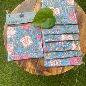 Posavasos acolchados hechos a mano: estampado floral en bloques, posavasos reversibles de algodón.