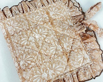 Copertina per Bibbia trapuntata a mano con motivo floreale e fiocco: regalo cristiano