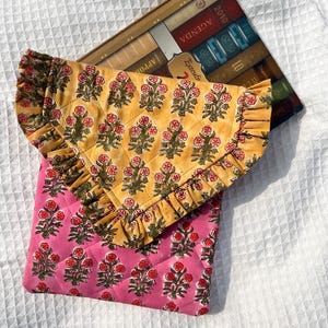 Handgjort quiltat Kindle-fodral: Rosa blommigt blocktryckt omslag