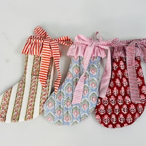 Juego de 3 calcetines navideños con estampado de bloques: decoración navideña de algodón acolchado.