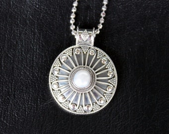 Silver daisy pearl pendant