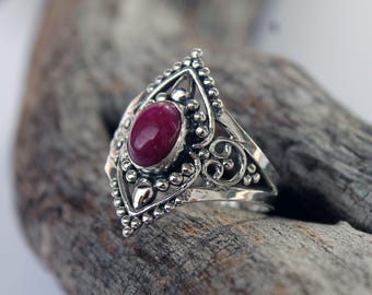 Anello in argento con rubino coronato