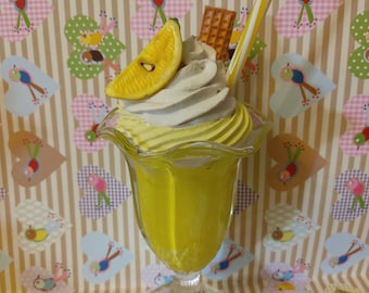 Fake Milchshake Dekoration Zitrone  Eiscafé Milchbar Sommerdeko Attrappe Eis Eisbecher Cupcakes Einzelstück Rockabilly Geschenk