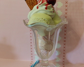 Ein Fake Eisbecher mit Eiskugeln, Tischdeko,Kirsche, Eiswaffel,unechtes Eis im Glas, Fotoshooting,Deko für Eiscafé Rockabilly Rockabella