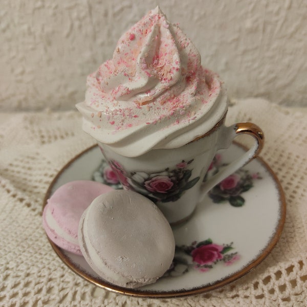 Kleine  Mini Mokkatasse Fake mit Sahnehaube und rosa Streusel und 2 Macarons heiße Schokolade  Tischdeko shabby chic romantisch Geschenk