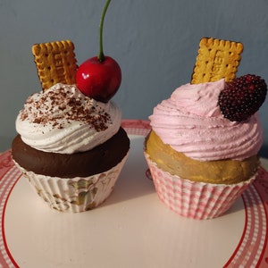 Fake Cupcake unecht künstliche Cupcakes,Keks mit Kirsch oder Himbeer