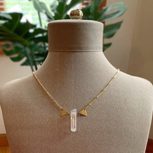 BALANCE + CRYSTAL ∆ ボヘミアンネックレス、ゴールド、エンジェルオーラ、トライアングル、ヒーリングクリスタル、虹色、ショートネックレス、幾何学、クォーツ