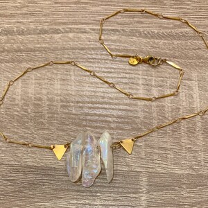 BALANCE + CRYSTAL ∆ ボヘミアンネックレス、ゴールド、エンジェルオーラ、トライアングル、ヒーリングクリスタル、虹色、ショートネックレス、幾何学、クォーツ