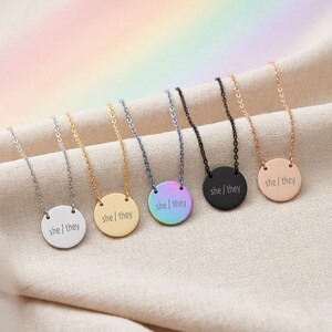 Sie / Sie Halskette mit Gravur, Pronomen Charm Anhänger, LGBTQIA Pride