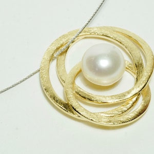 Gold pendant with pearl and choker