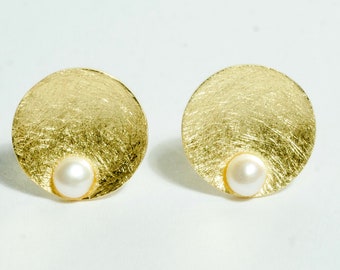 Pearl earrings gold