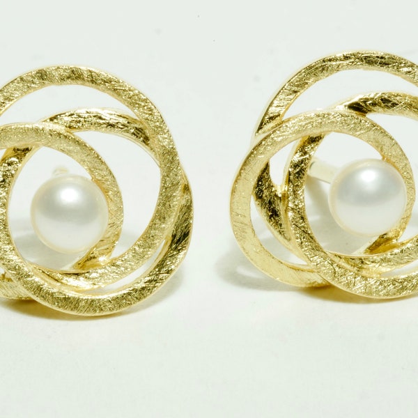 Pearl earrings gold
