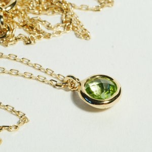 Gold necklace with peridot