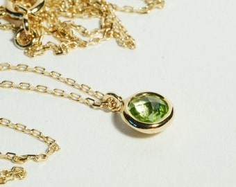 Gold necklace with peridot