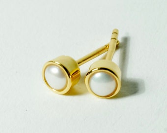 Small pearl earring