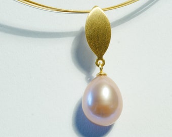 Pearl necklace gold